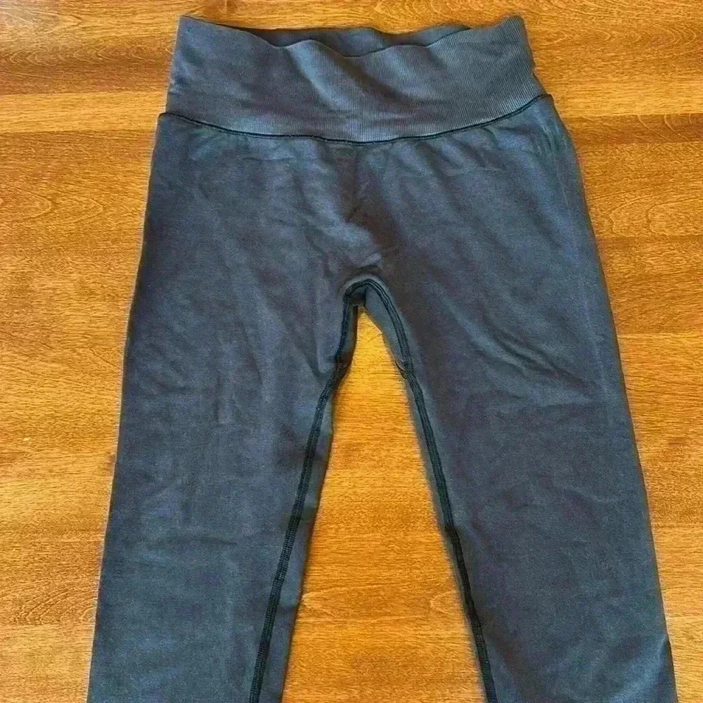 ⭐️ Gymshark - leggings with embossed floral  lotus pattern. S